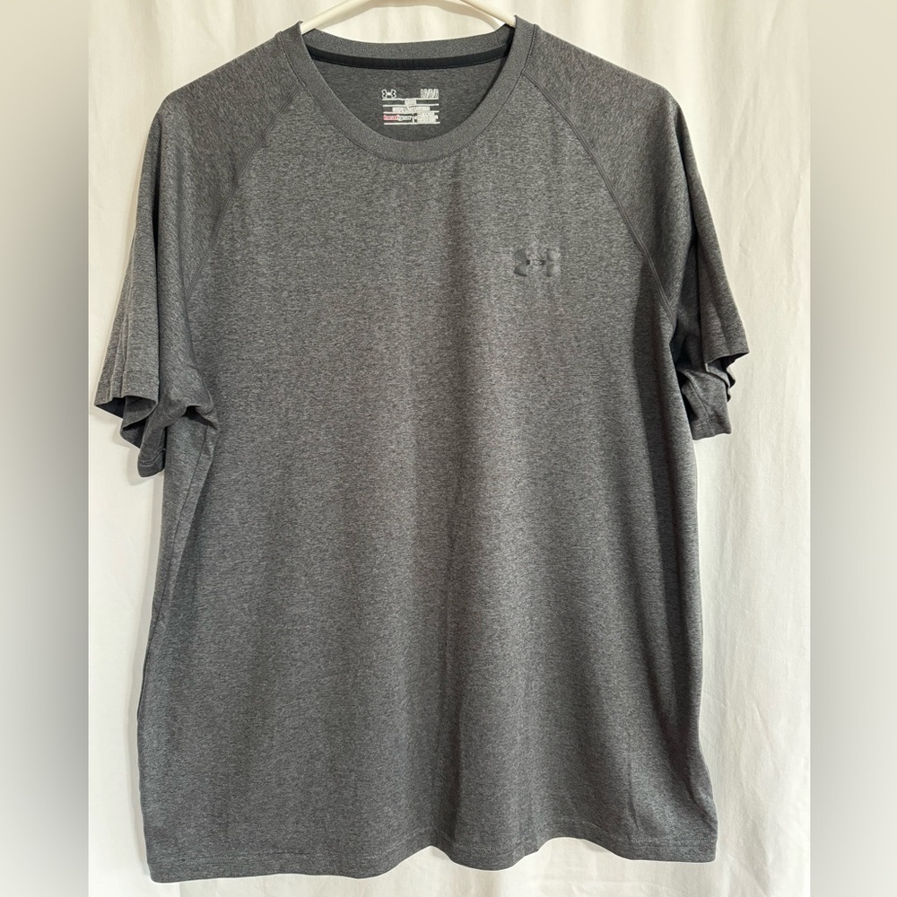 Men’s Under Armour tee, size L.